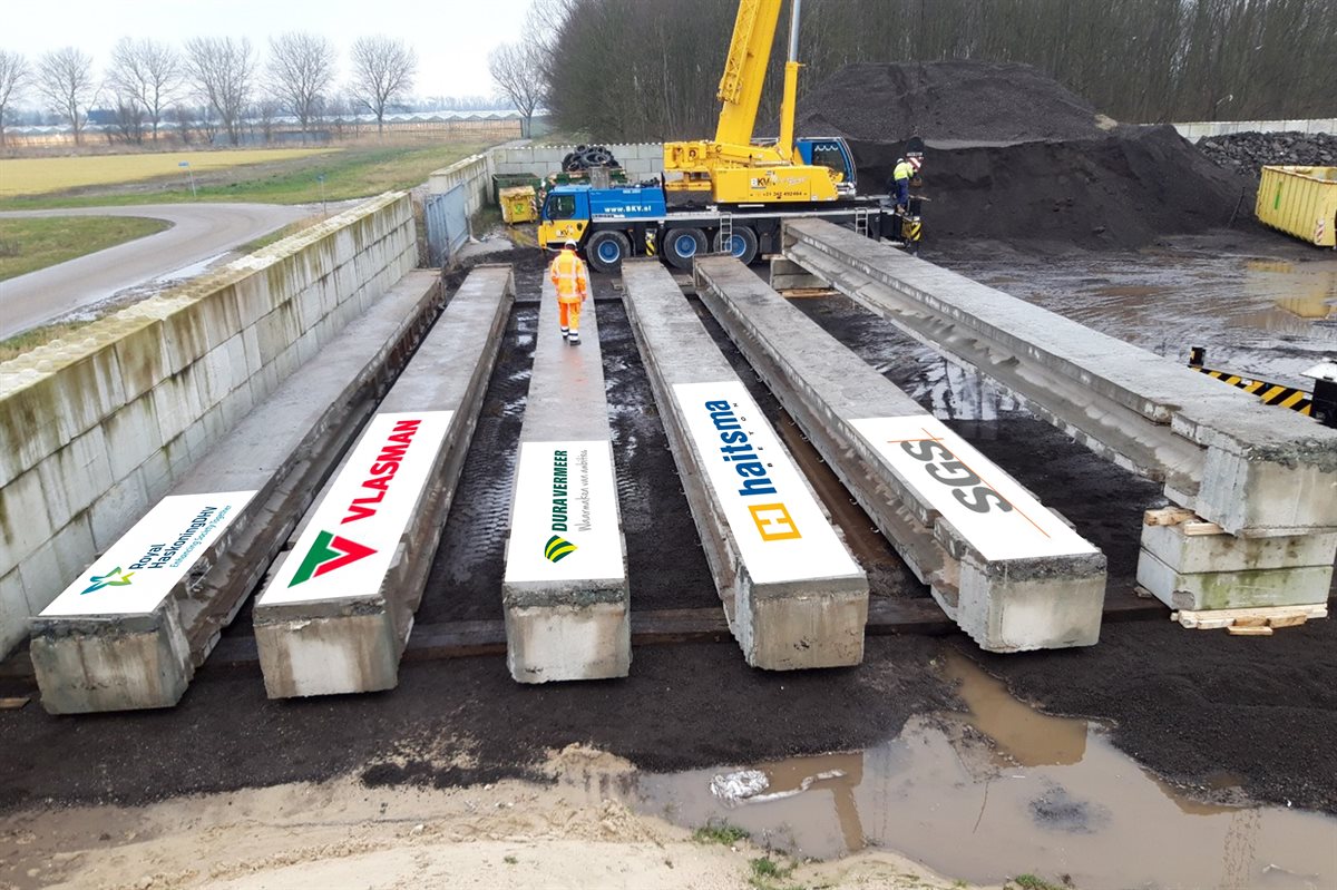 Ligger voor prototype fase op Cirwinn trein Almere - witte vlaggen